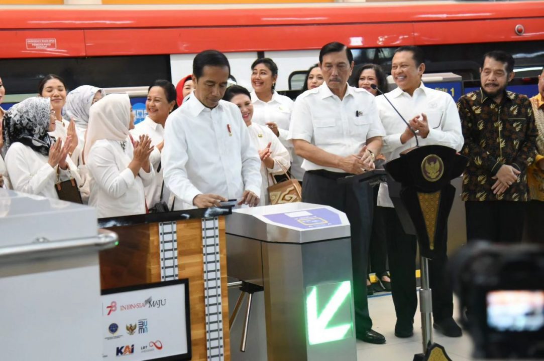 Presiden RI Joko Widodo (Jokowi) meresmikan Light Rail Transit atau Lintas Raya Terpadu (LRT) Terintegrasi di Wilayah Jakarta, Bogor, Depok, Bekasi (Jabodebek