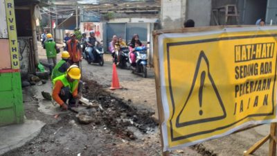 DPUPR Mulai Bangun Jalan Rusak di Jl. Industri Desa Tari Kolot