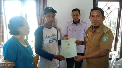 Penyerahan Sertifikat Redistribusi Tanah Desa Wewangriu Kecamatan Malili