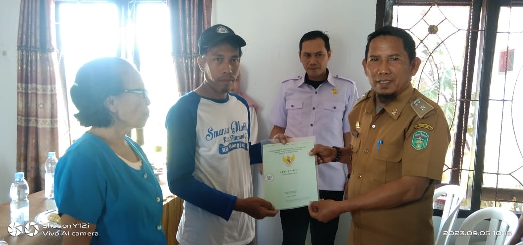 Penyerahan Sertifikat Redistribusi Tanah Desa Wewangriu Kecamatan Malili