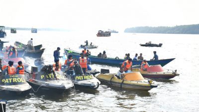 Sambut Hari Jadi Ke-78 TNI Angkatan Laut, Lanal Banjarmasin Gelar Program Kali Bersih Serentak di Kumai