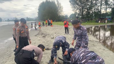 Meriahkan Rangkaian HUT TNI AL, Lanal Simeulue Bersama Pemerintah dan Masyarakat Laksanakan Program Kali Bersih dan Pembagian Jaket Keselamatan Kepada Nelayan