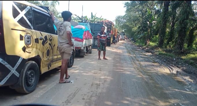 Macet !, Sepanjang Kurang Lebih 3 Kilo Meter di Kasintuwu