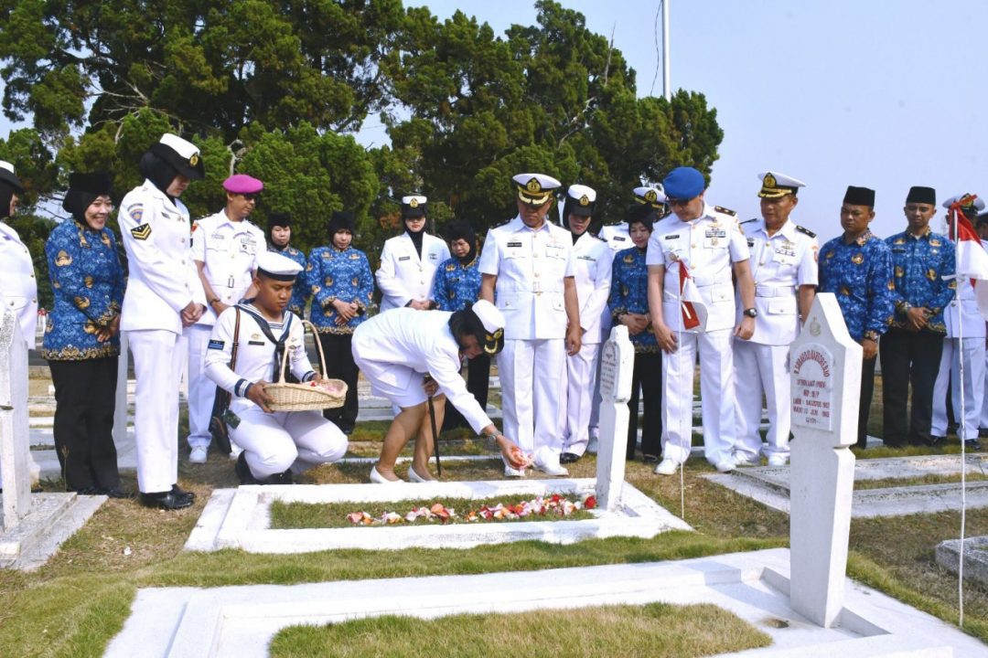 Jelang HUT TNI Angkatan Laut Ke-78, Lanal Bandung Ziarah di Taman Makam Pahlawan Cikutra