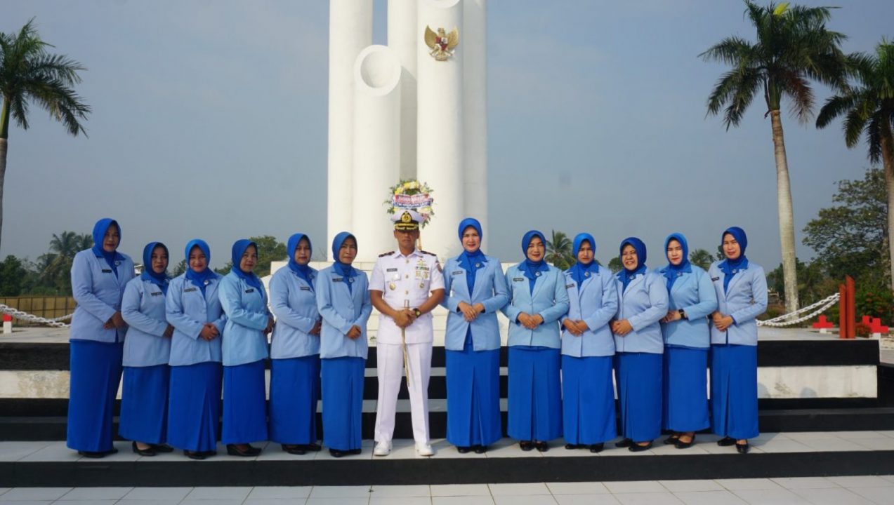 Penuh Khidmat Prajurit Lanal Bengkulu Saat Laksanakan Ziarah Rombongan dan Tabur Bunga Serta Doa Bersama