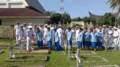 Peringati HUT TNI AL Ke-78, Keluarga Besar Lanal Sibolga Laksanakan Ziarah di TMP Sibolga Untuk Mengenang Jasa Pahlawan